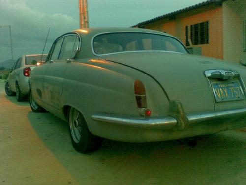 1963 Jaguar MK10 para restaurar tiene todos  - Imagen 1